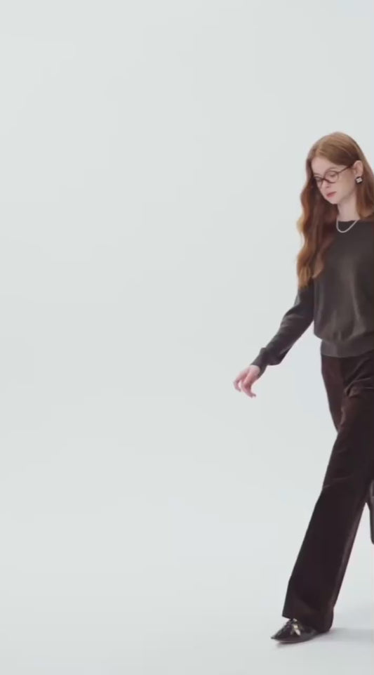 A flattering slihouette that combines warmth with style .